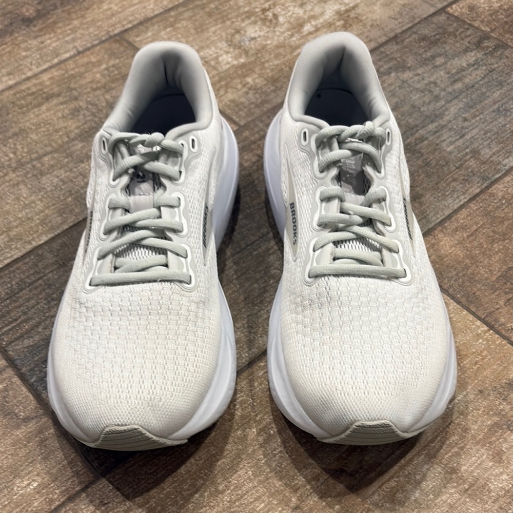 Brooks Off White Glycerin21 Running Shoes. EUC